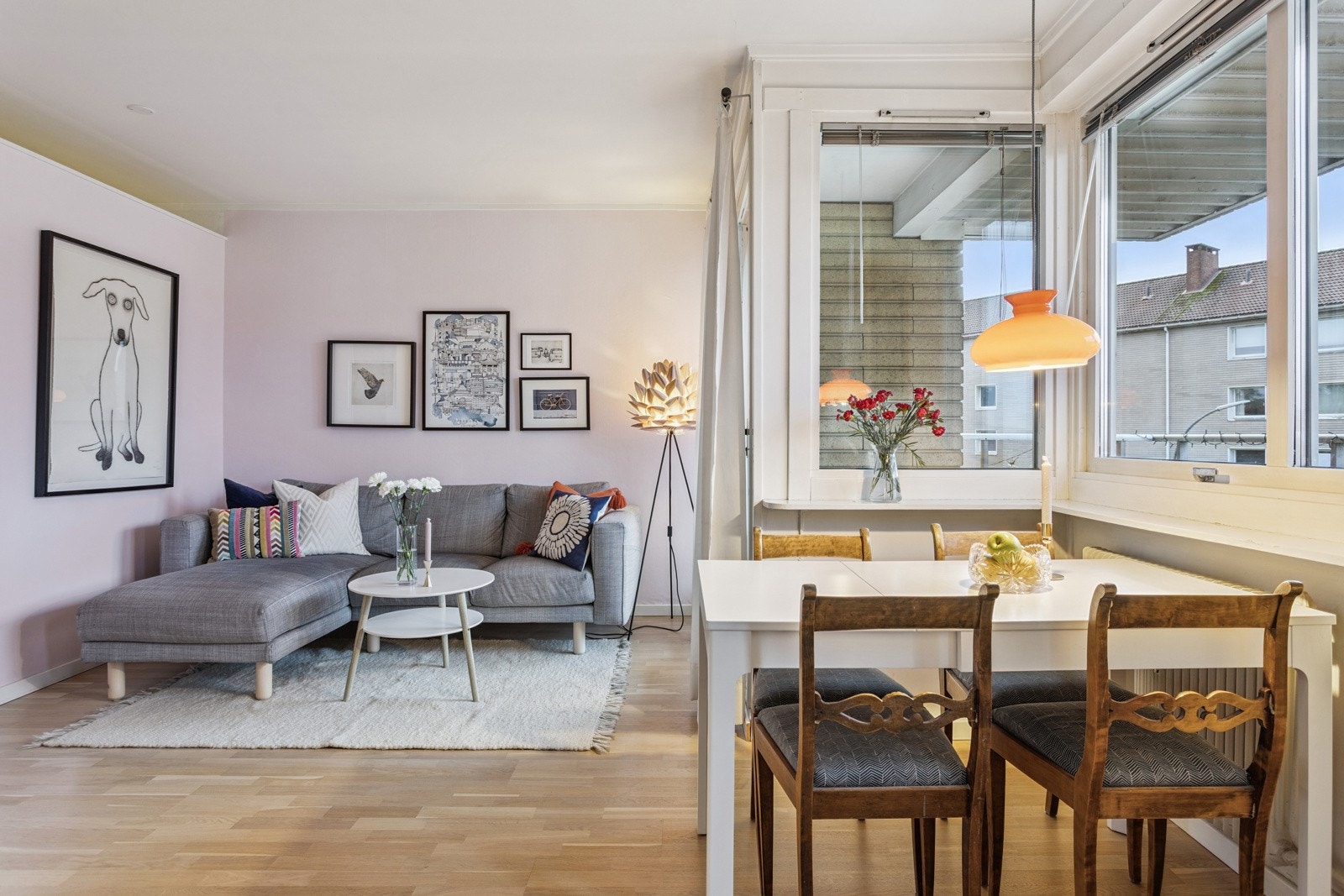 Leiligheten har store vindusflater som gir godt med lys inn. Galleribilde