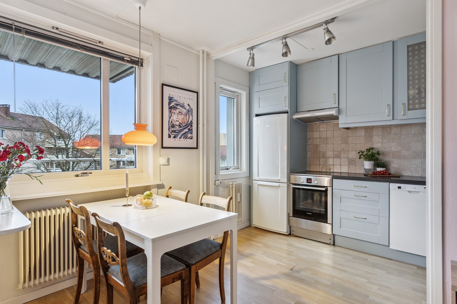 Åpen og fin kjøkkenløsning meg god plass til spisebord. Galleribilde