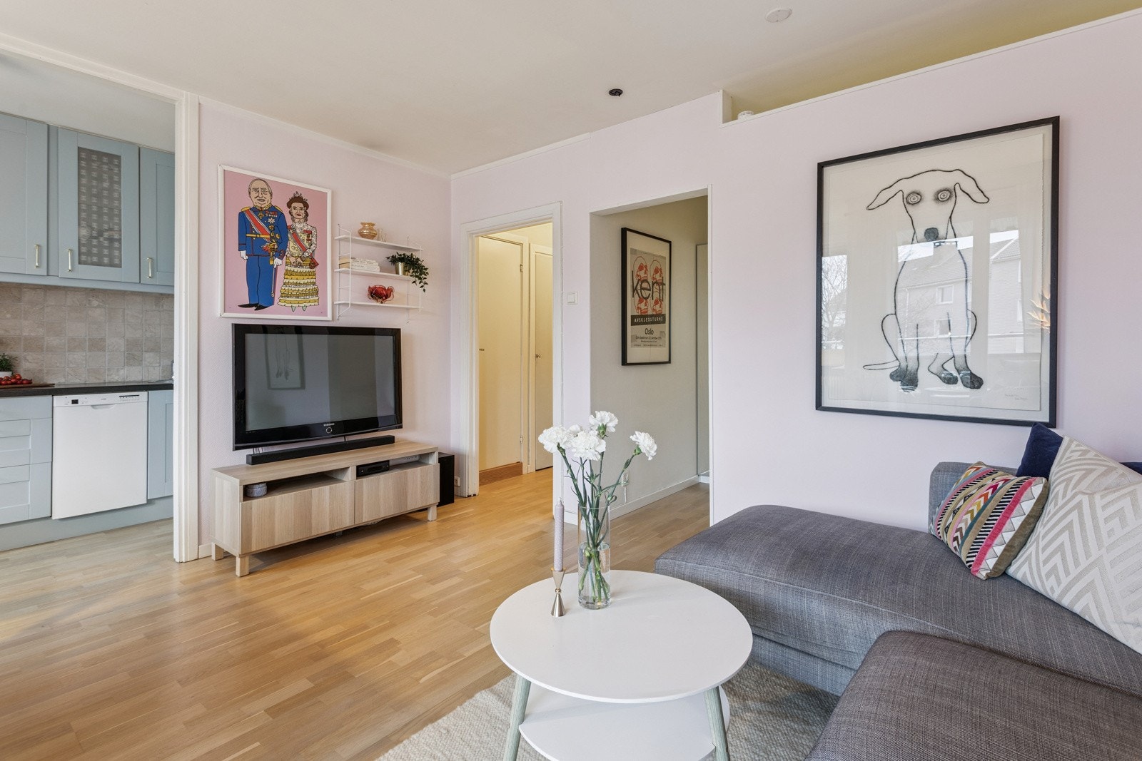 Deler av stuen er adskilt til en praktisk sovealkove. Galleribilde