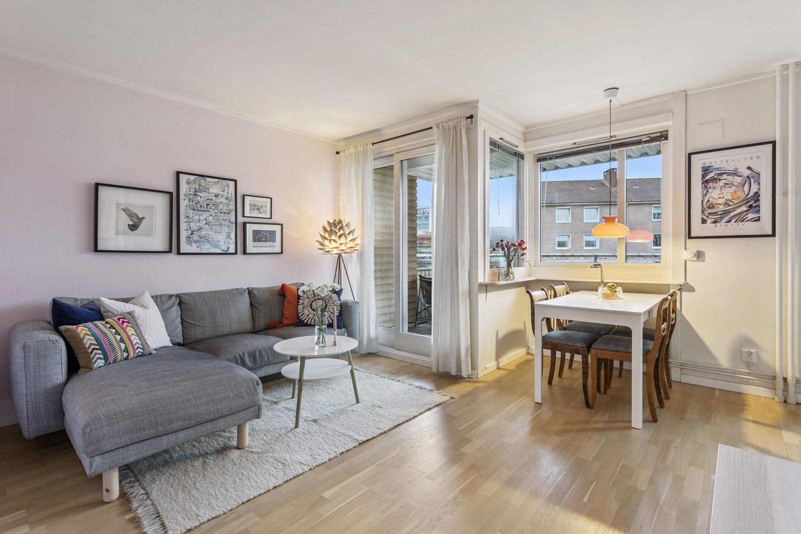 Lys, åpen og innbydende stue med flere innredningsmuligheter. Galleribilde