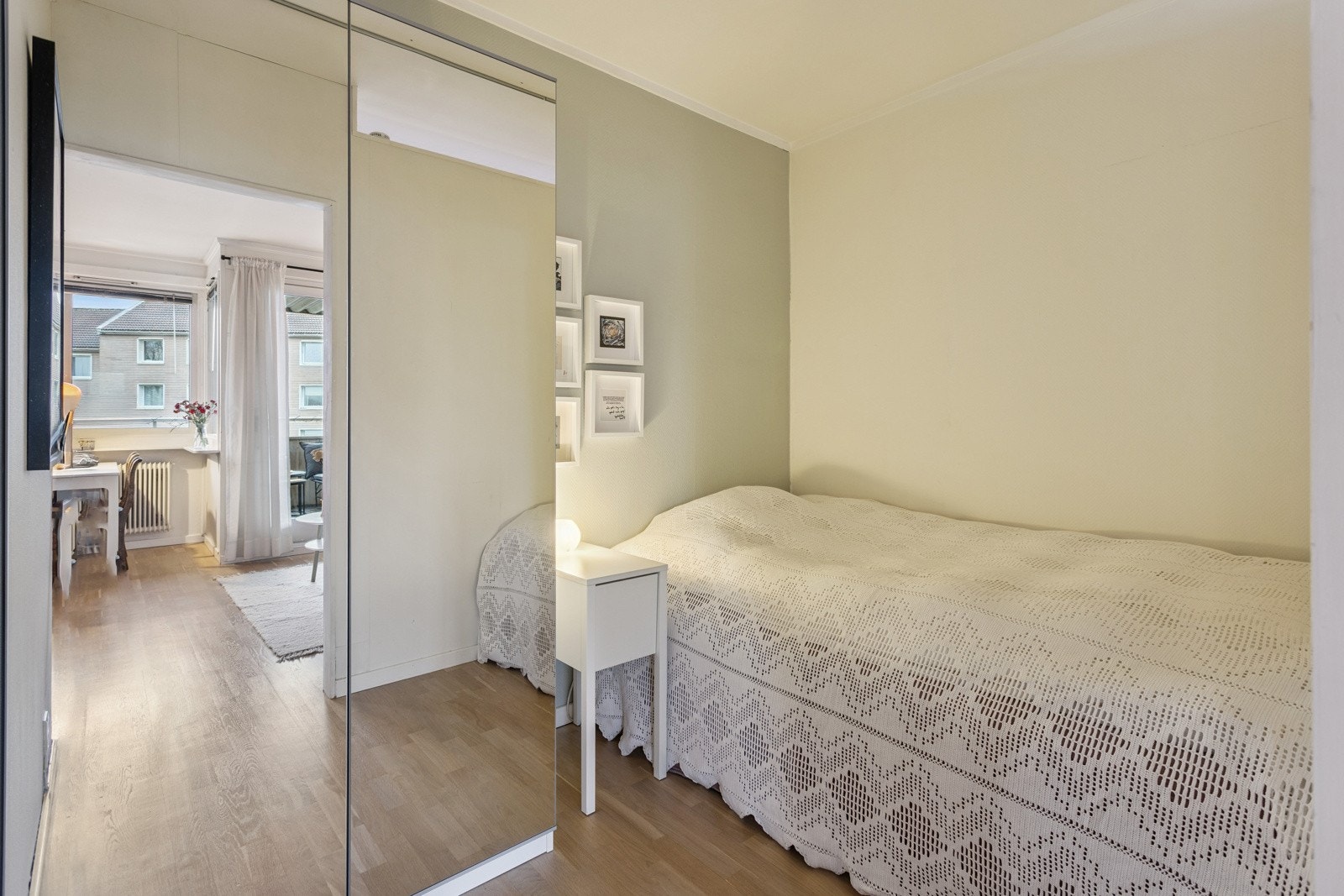 Sovealkove med plass seng og garderobeskap (garderobeskap medfølger). Galleribilde