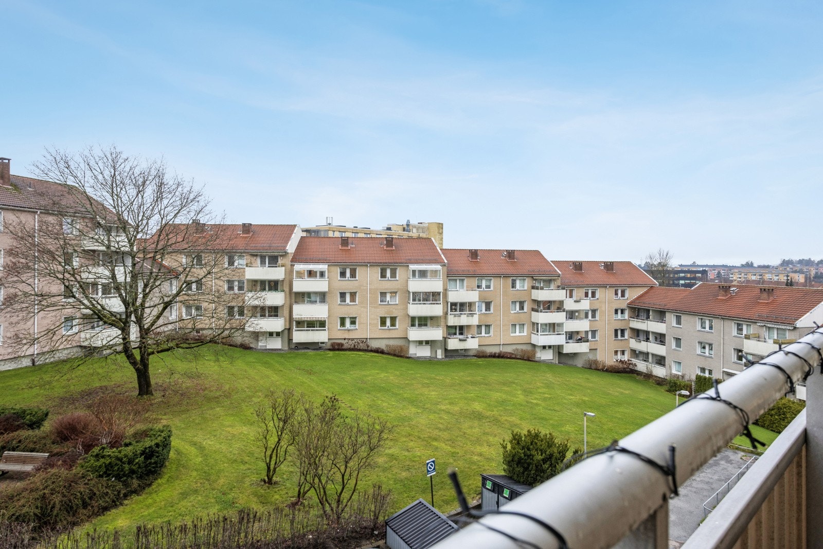 Det er gode solforhold på balkongen med ettermiddags- og kveldssol, samt fin utsikt mot nærområde. Galleribilde