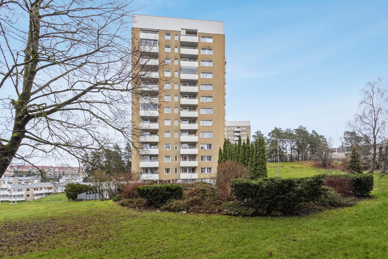 Sentral og solrik beliggenhet i veletablert boligområdet med nærhet til det meste. Galleribilde