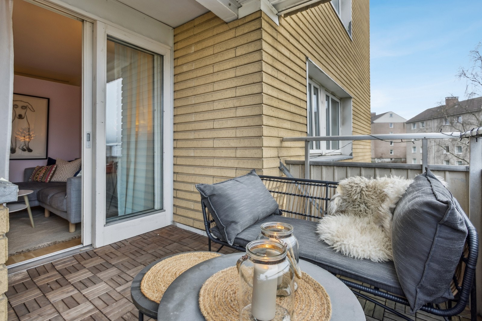 Balkong med god plass til en hyggelig sittegruppe med diverse utemøbler og evt grill. Galleribilde