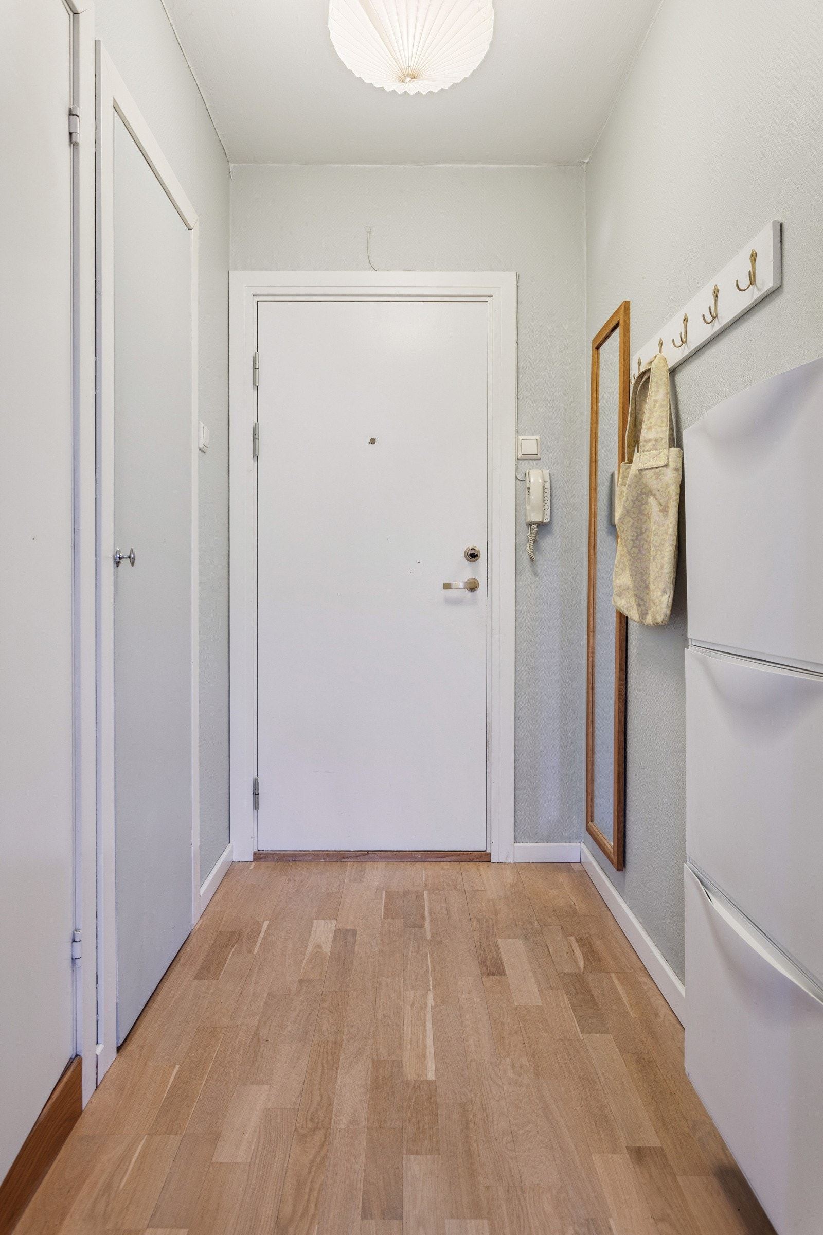 Entre med dørcalling med åpner. I gangen er det adkomst til en innvendig bod/kott med god lagringsplass. Galleribilde