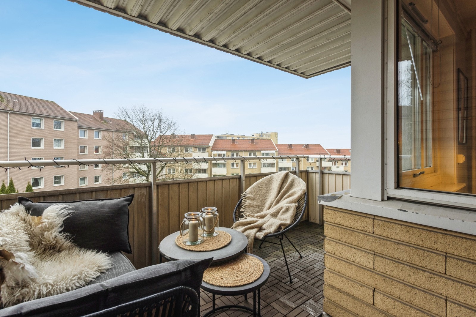 Vestvendt, overbygd balkong med ettermiddag- og kveldsol - er kan lange, varme kvelder nytes på sommeren. Galleribilde