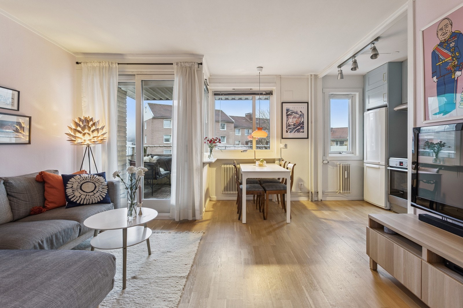 Åpen og praktisk planløsning med plass til spisebord, sofa og mediebenk mm. Galleribilde