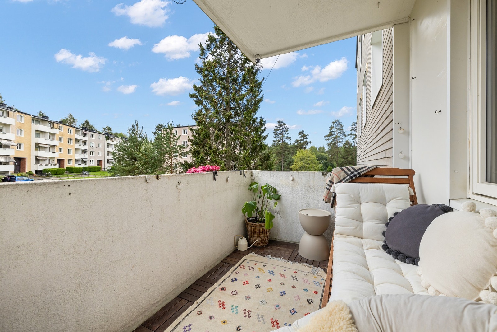 Stue med utgang til trivelig balkong. Galleribilde