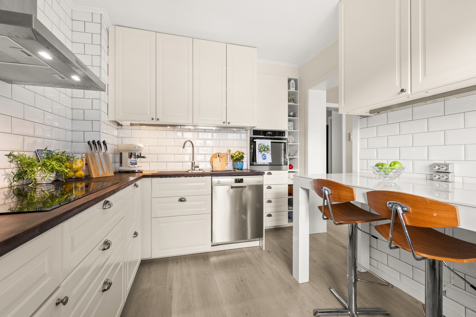 Kjøkkenet har opplegg for platetopp, oppvaskmaskin, stekeovn og frittstående kjøleskap. Galleribilde