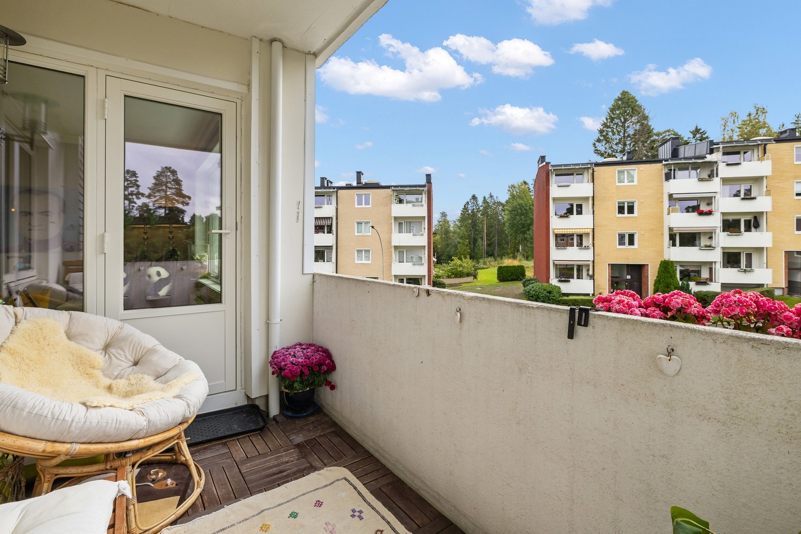 God plass til sittegruppe. Galleribilde