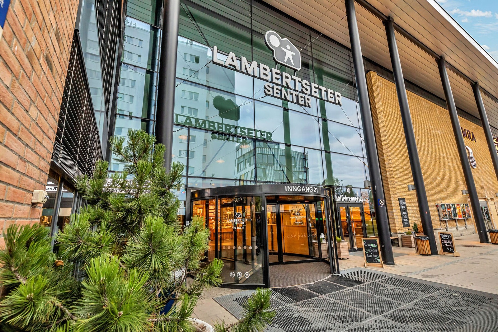 Lambertseter senter i kort avstand fra leiligheten. Et moderne senter med ca. 70 butikker samt egen kino (Symra). Her finnes bl.a. vinmonopol og bibliotek m.m. Galleribilde