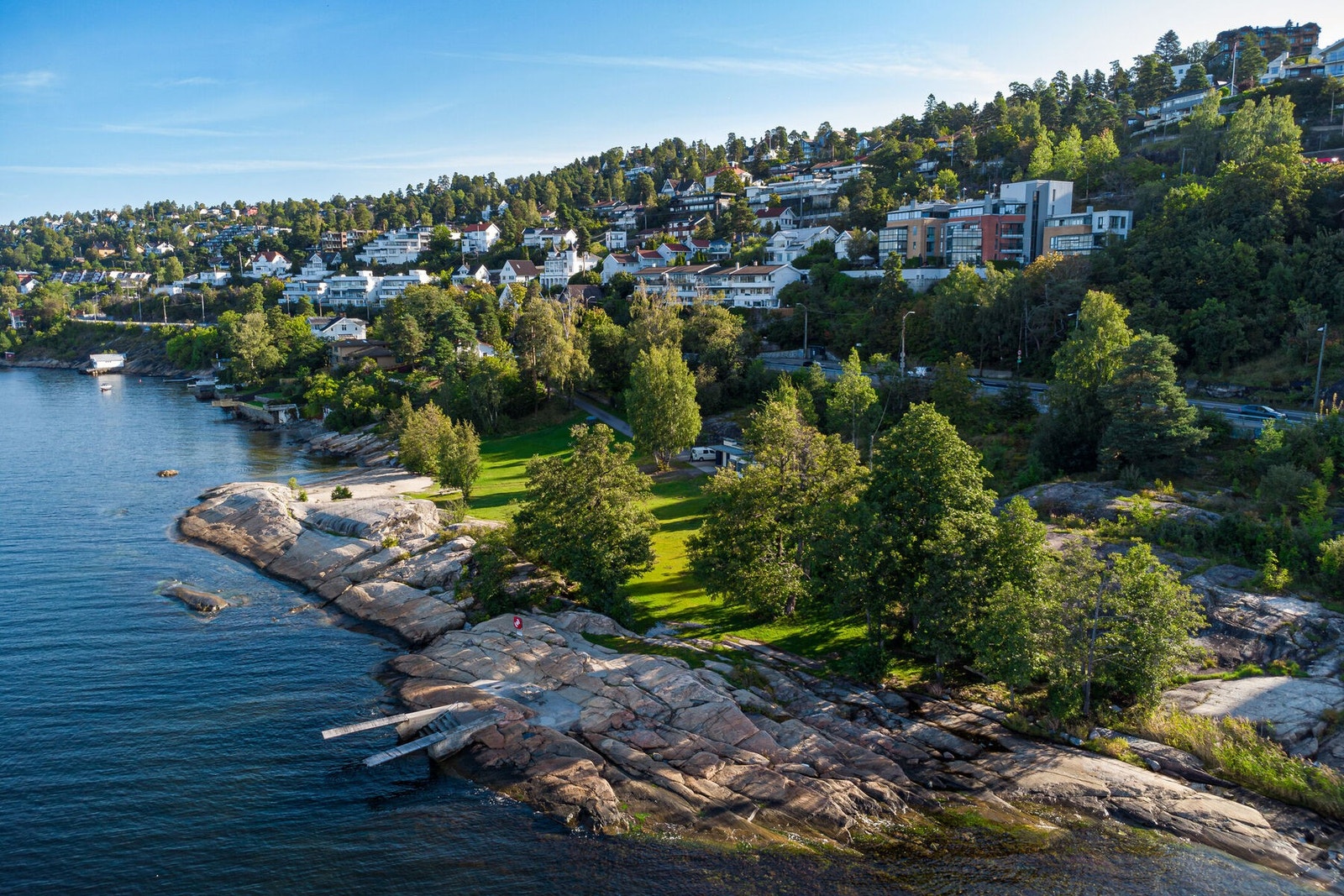 Nærhet til flotte badesteder ved fjorden. Galleribilde