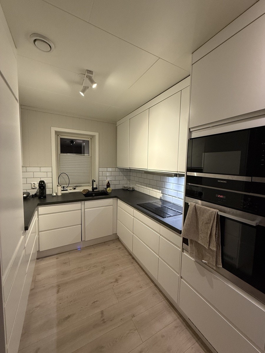 moderne kjøkken med ovn og mikro Galleribilde