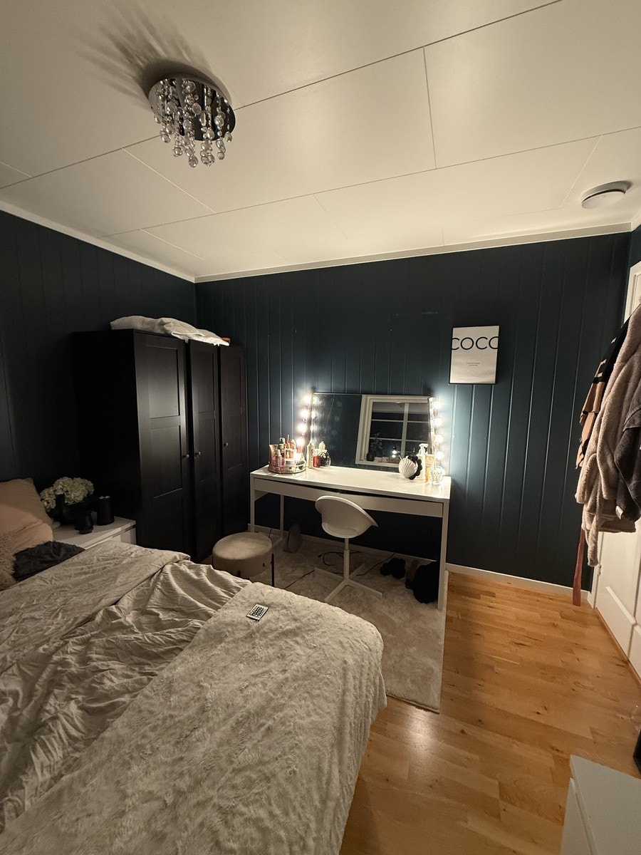 skrivepult og skap Galleribilde