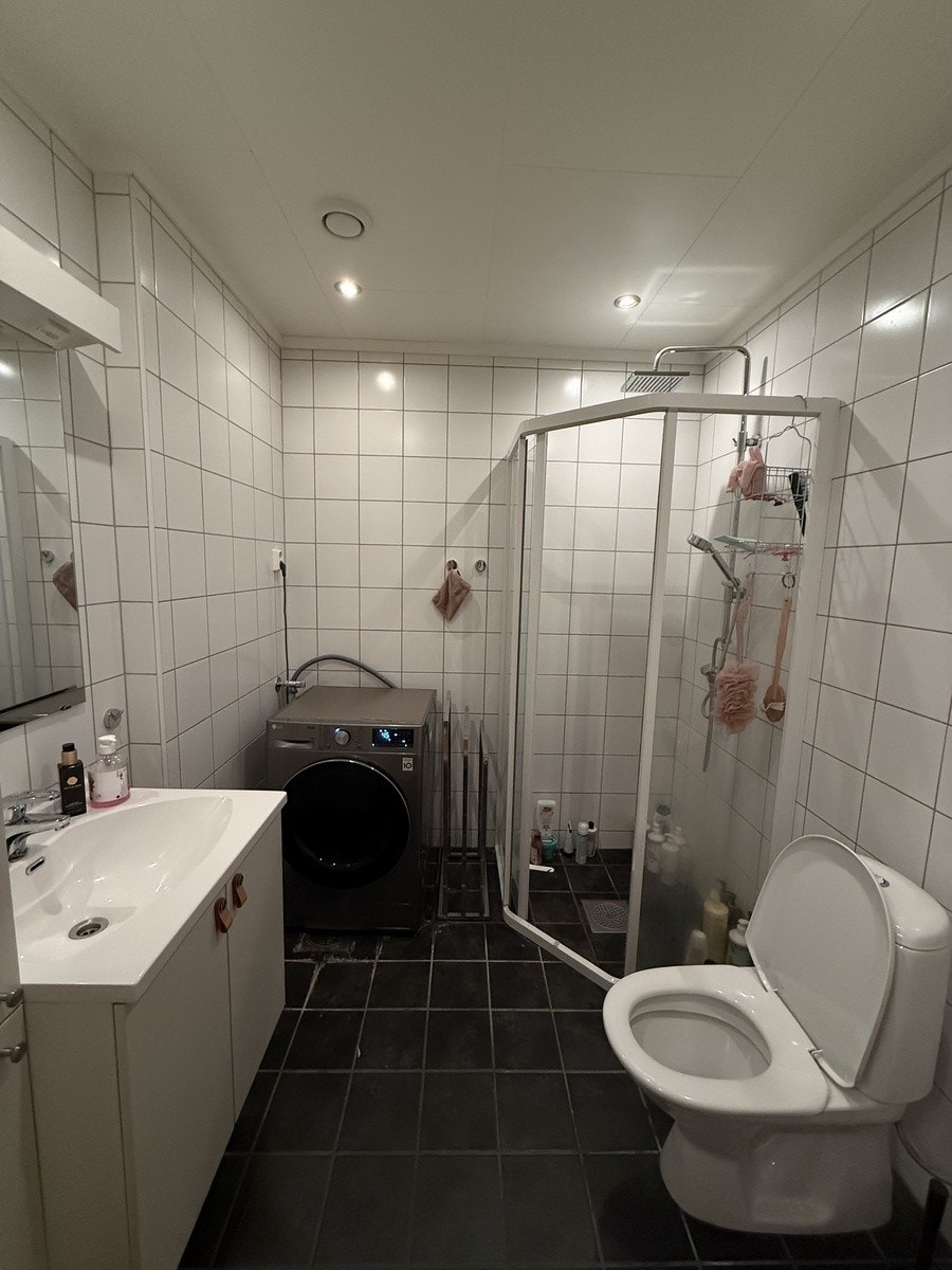 toalett 2et, vaskemaskin og tørketrommel i en Galleribilde