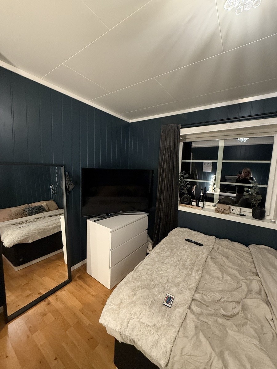 ene kommoden til klær med speil ved Galleribilde