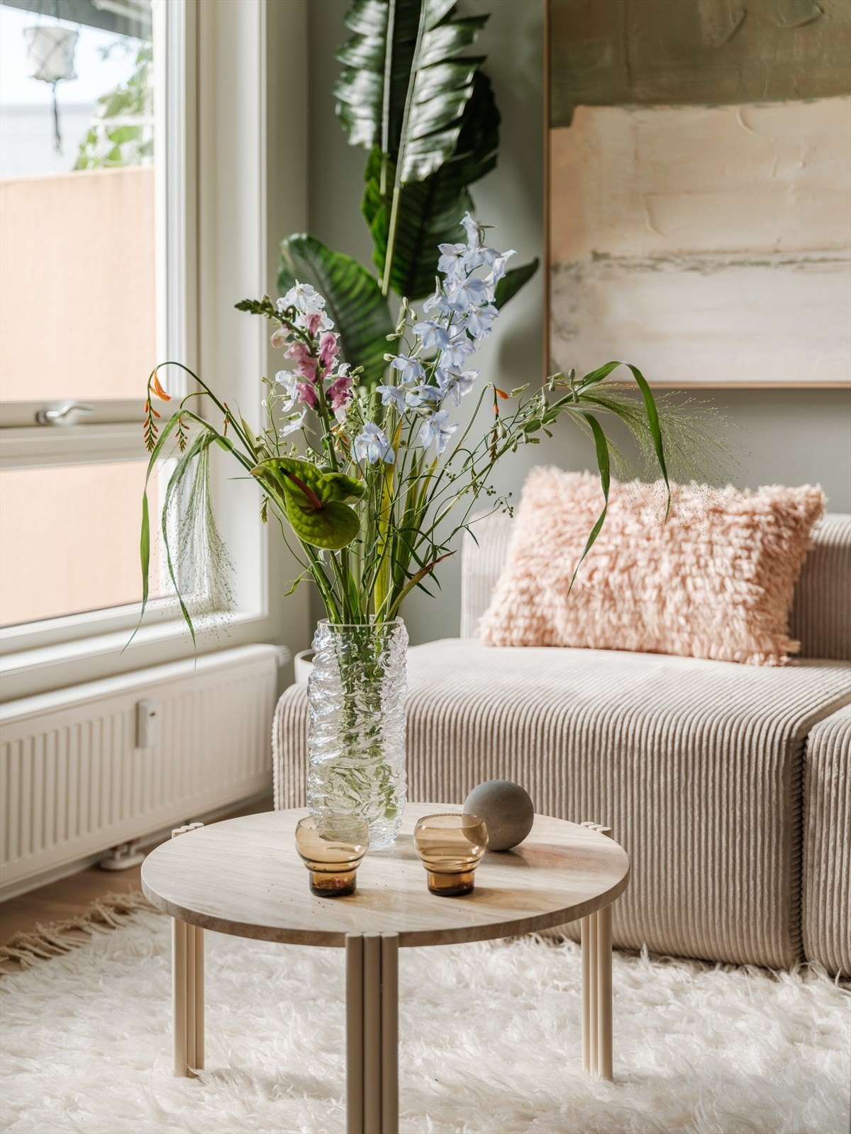 Lyset fra de store vinduene fremhever de fine overflatene i boligen. Galleribilde