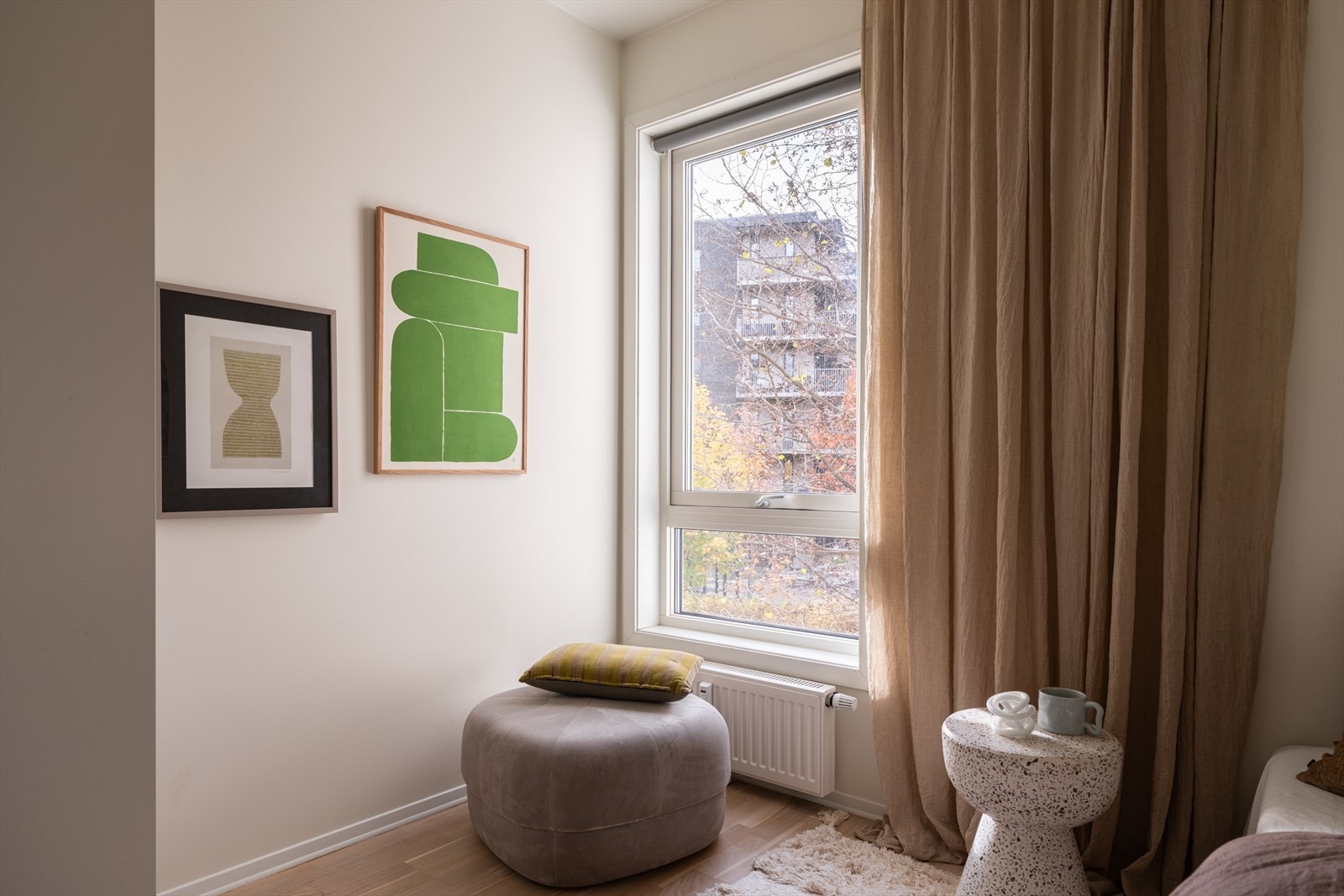 Også her er det gode lysforhold fra et stort vindu. Galleribilde