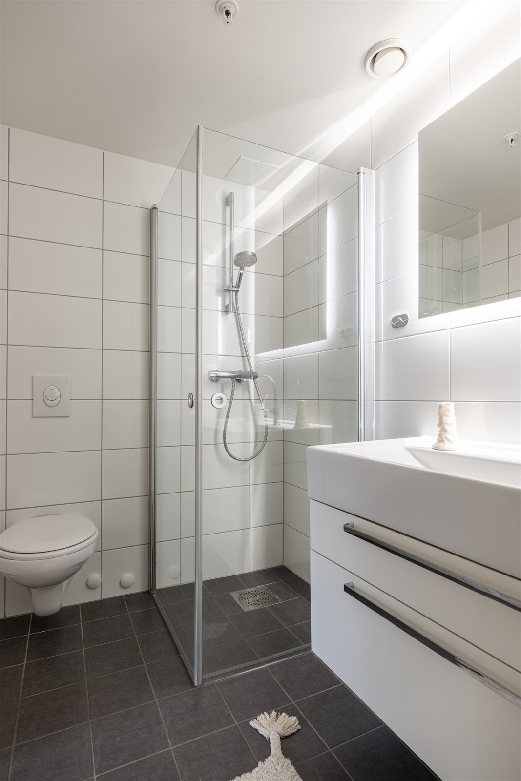 Baderomsinnredning med servant og skuffer gir god oppbevaringsplass. Galleribilde