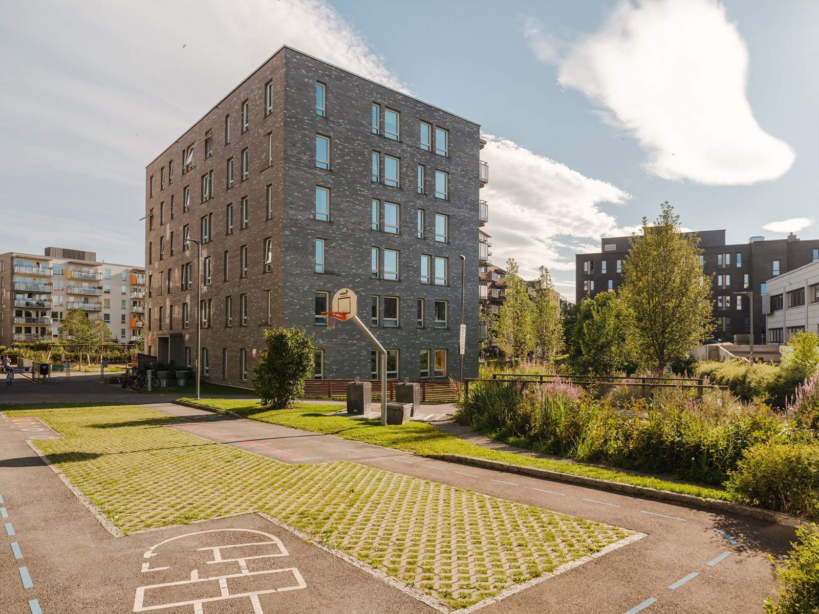 Rett utenfor døren finnes lekeplasser og ballbane for de minste. Galleribilde