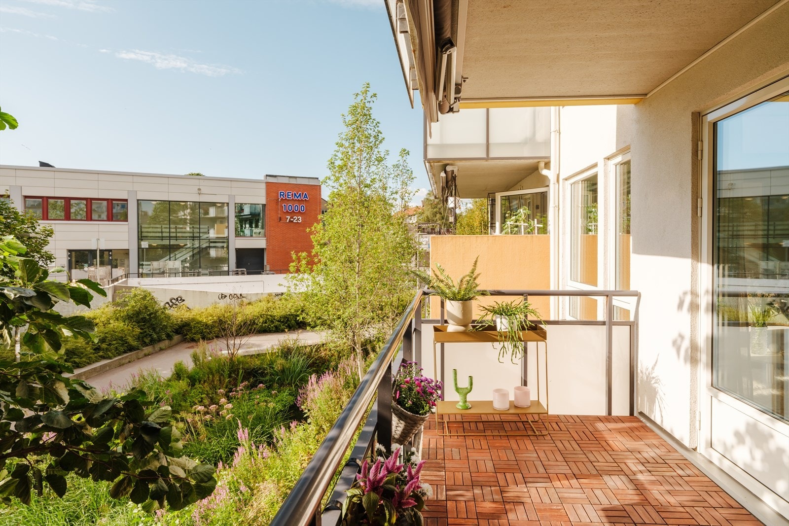 Balkongen har god plass til en sittegruppe og vender ut mot et rolig gårdsrom. Galleribilde