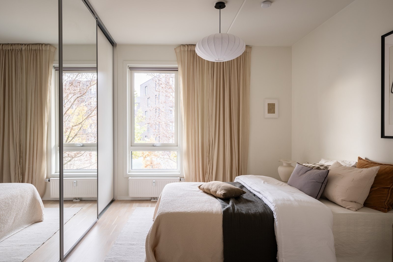 Rommet har god plass til dobbeltseng og tilhørende møblement. Galleribilde