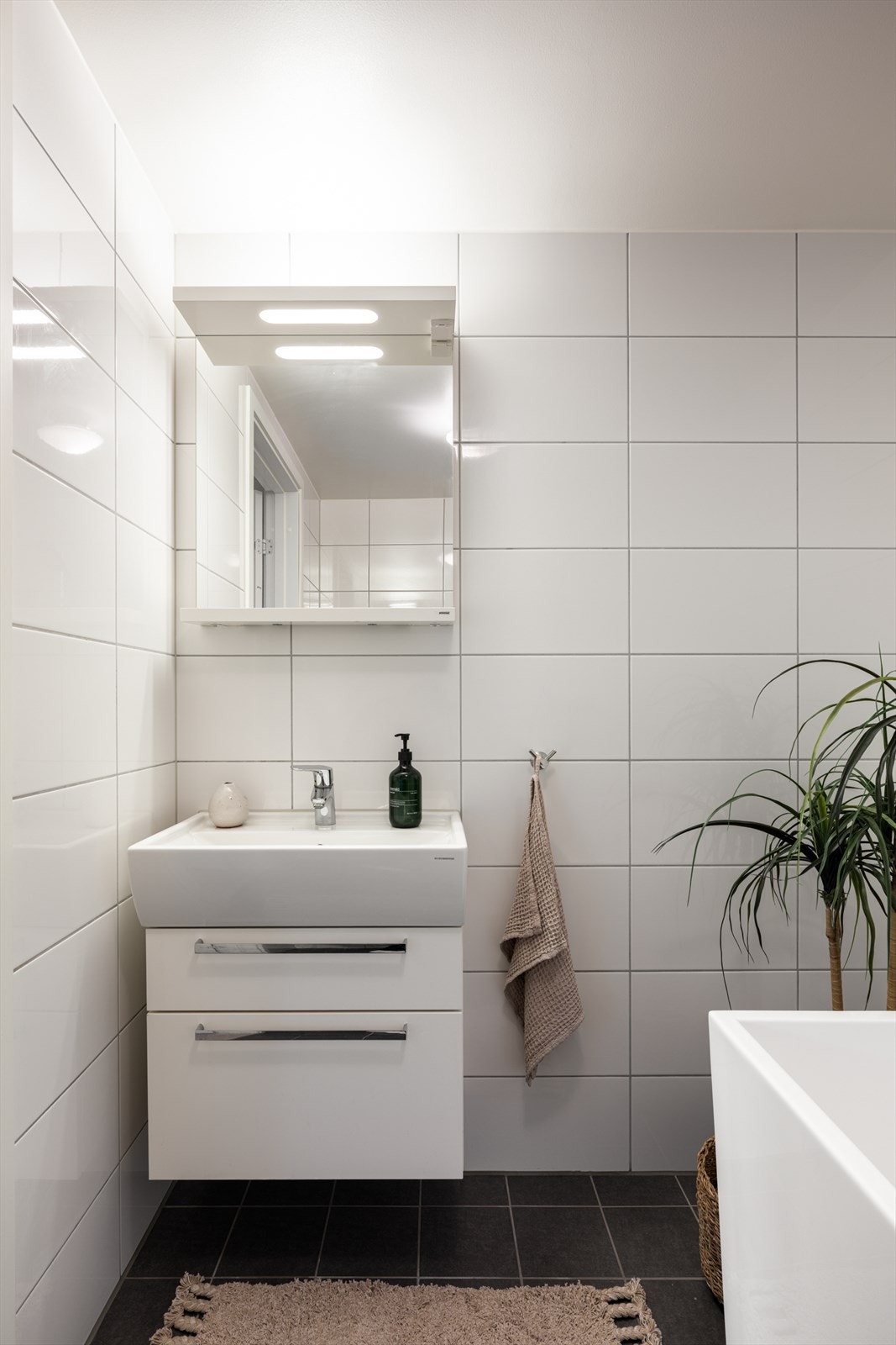 Badet er helfliset, har varme i gulvet og opplegg for vaskemaskin. Galleribilde