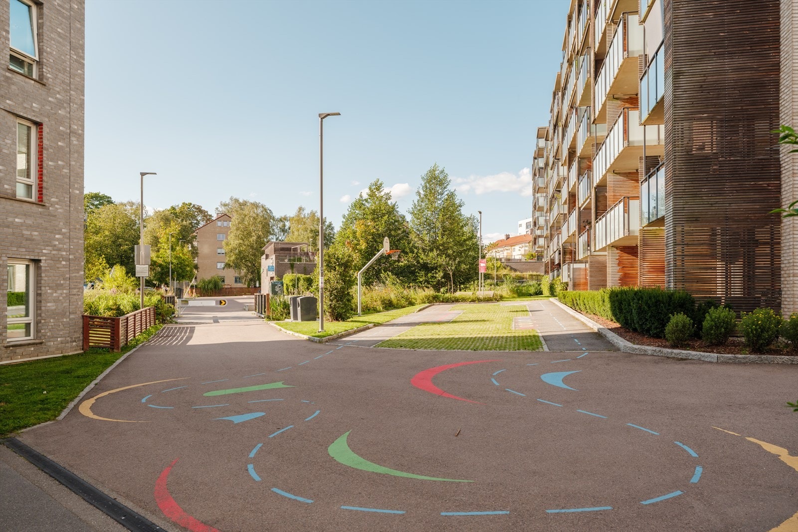 Kollektivtilbudet er svært godt, med kort vei til både buss og T-bane fra Hasle stasjon. Galleribilde