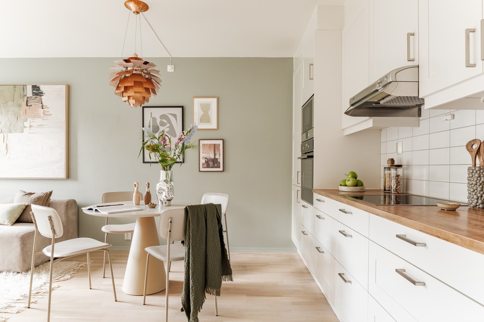 Kjøkkenet har gode arbeidsflater og rikelig med skapplass. Galleribilde