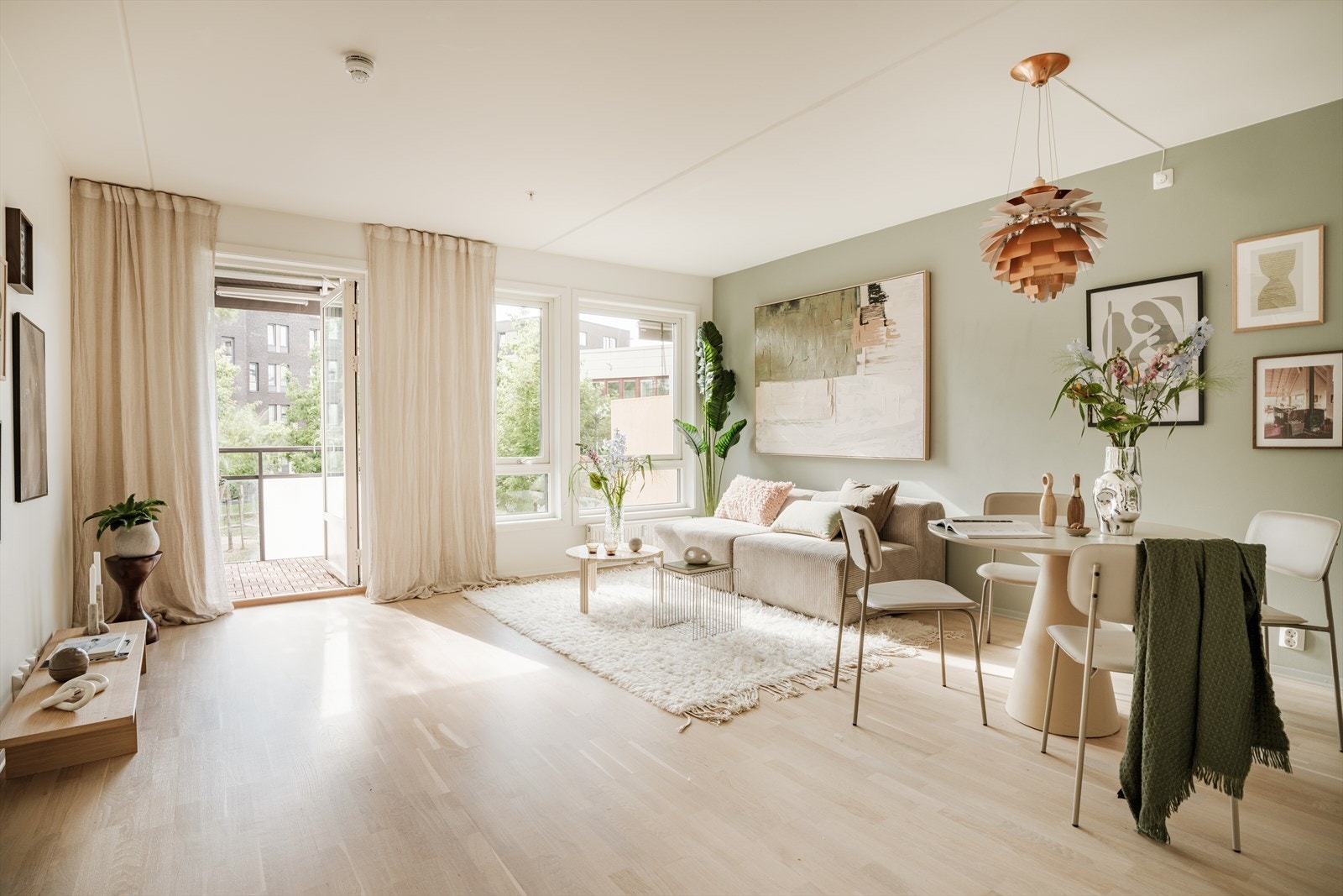 Velkommen til Hovinveien 43B! En tiltalende leilighet med moderne preg og store vindusflater som gir en luftig romfølelse. Galleribilde