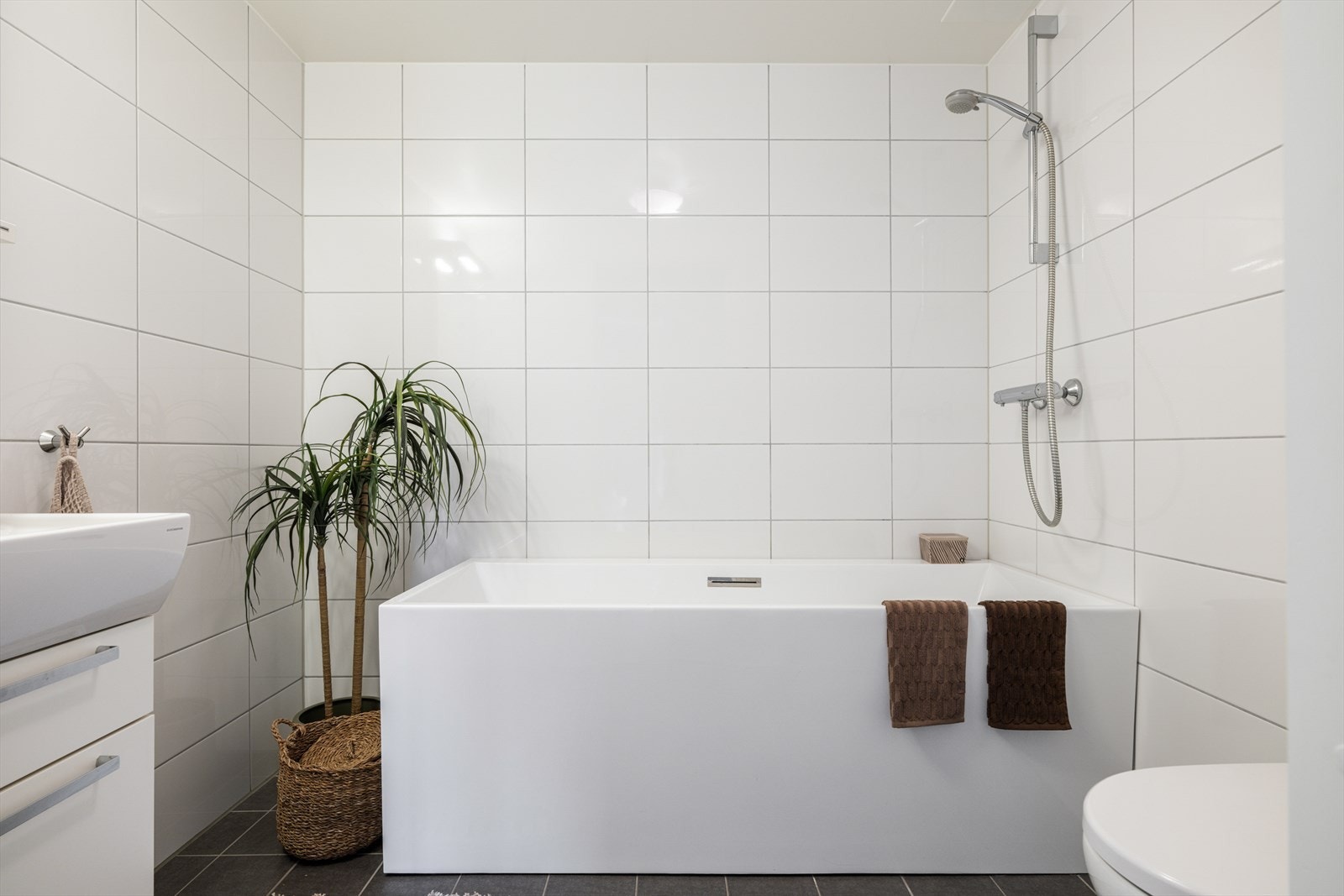 Leilighetens hovedbad er romslig og utstyrt med badekar. Galleribilde