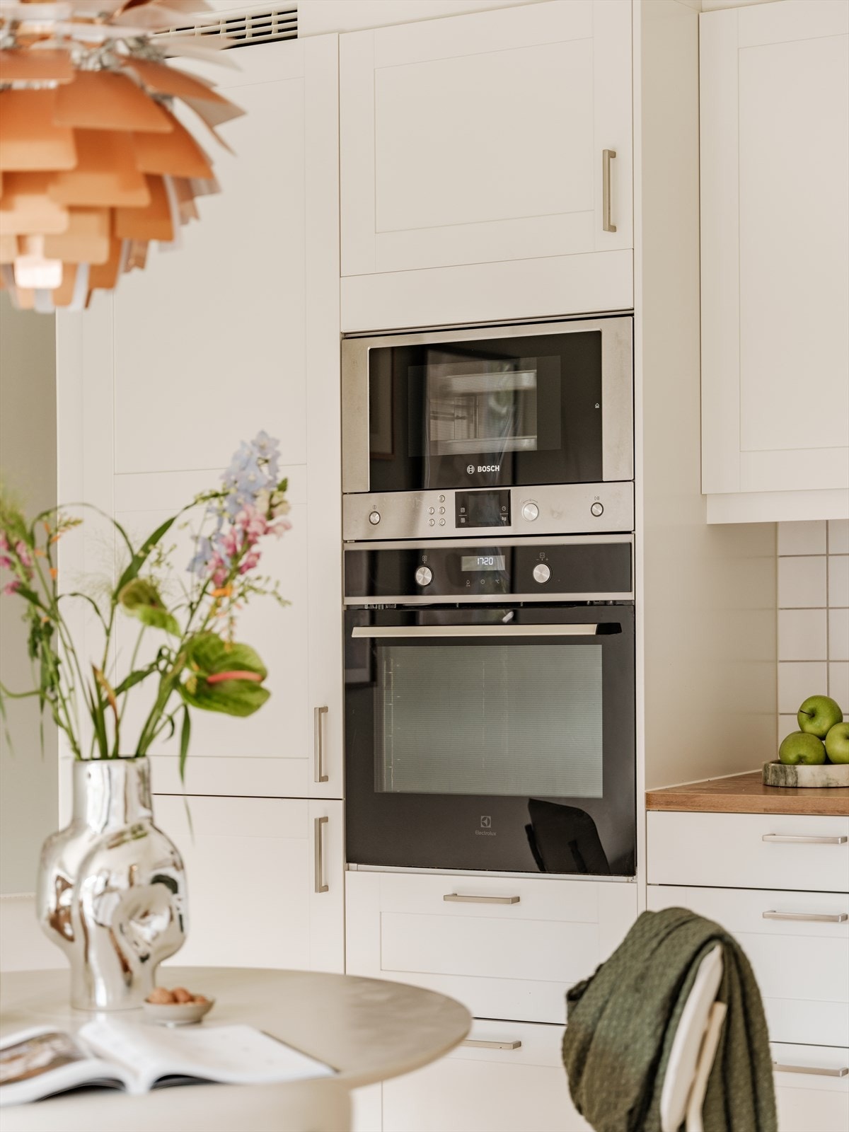 Integrerte hvitevarer som stekeovn og mikrobølgeovn medfølger. Galleribilde