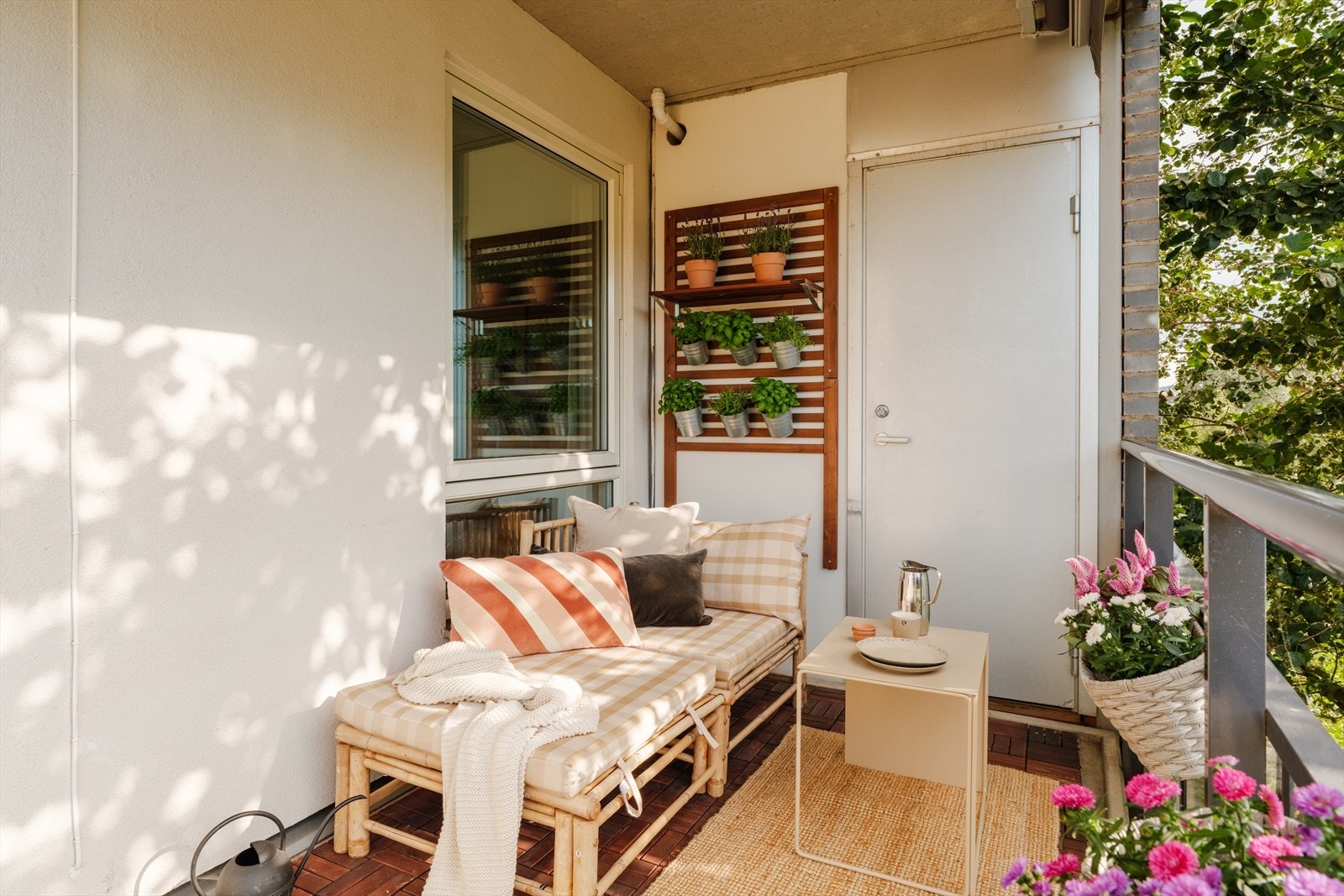 Den vestvendte balkongen byr på gode solforhold på ettermiddagen og en usjenert atmosfære. Galleribilde