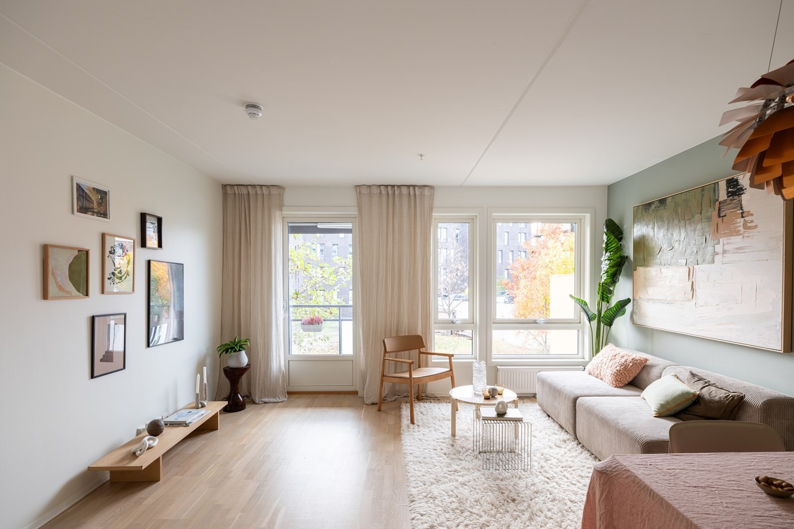 Stuen er leilighetens sentrale samlingspunkt, med god plass til både sofagruppe og spisebord. Galleribilde