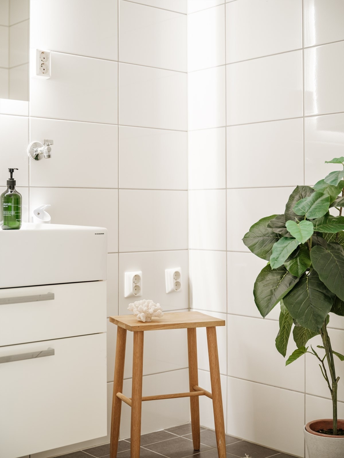 Her på badet er det elektriske varmekabler i gulvet for økt komfort. Galleribilde