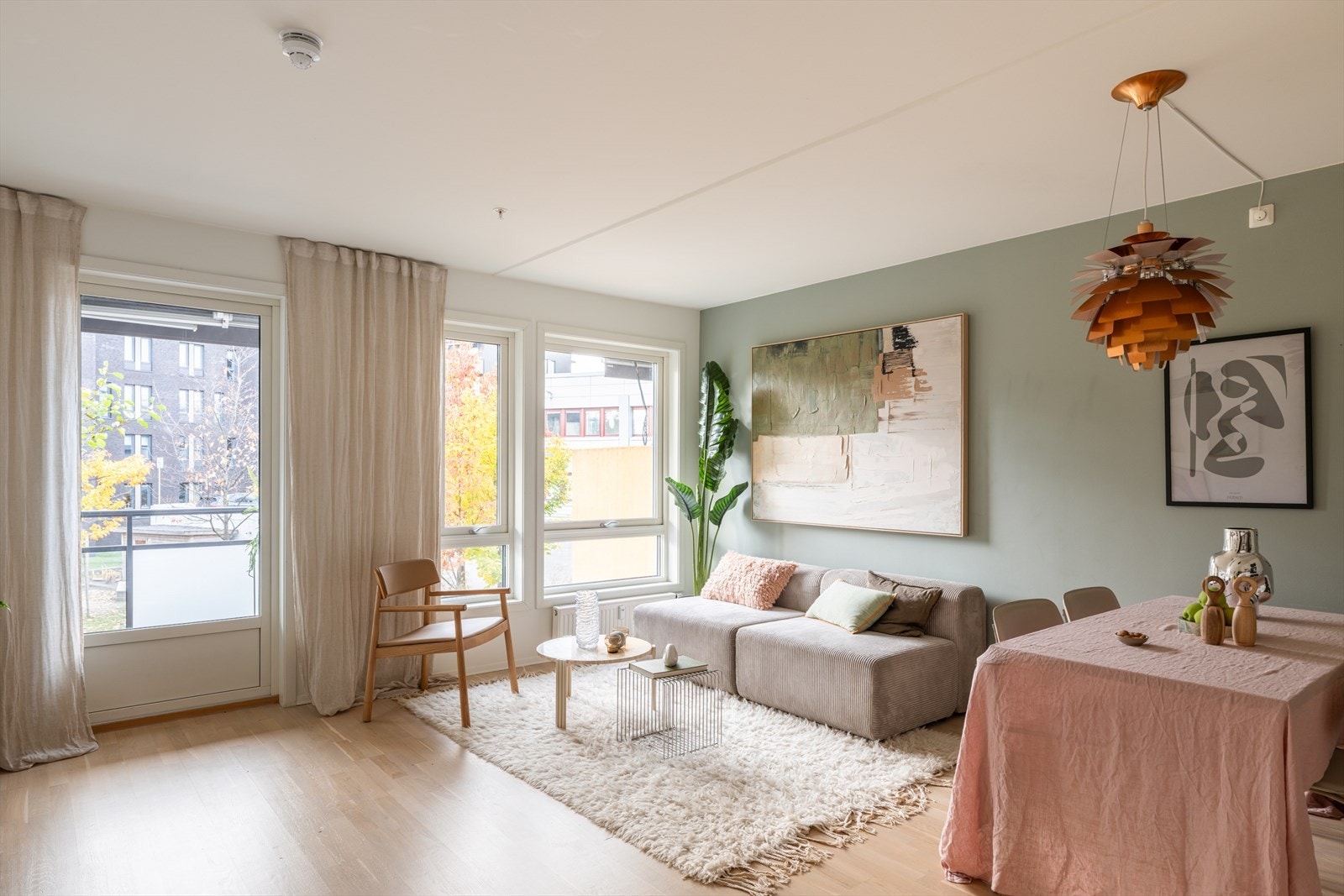 Fjernvarme og balansert ventilasjon sikrer et behagelig inneklima og bidrar til lavt energiforbruk. Galleribilde