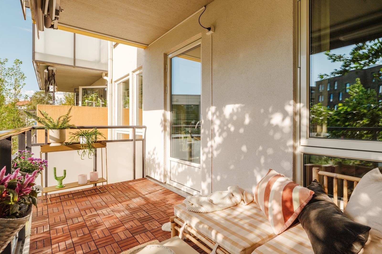 En elektrisk markise gir mulighet for skjerming ved behov. Galleribilde