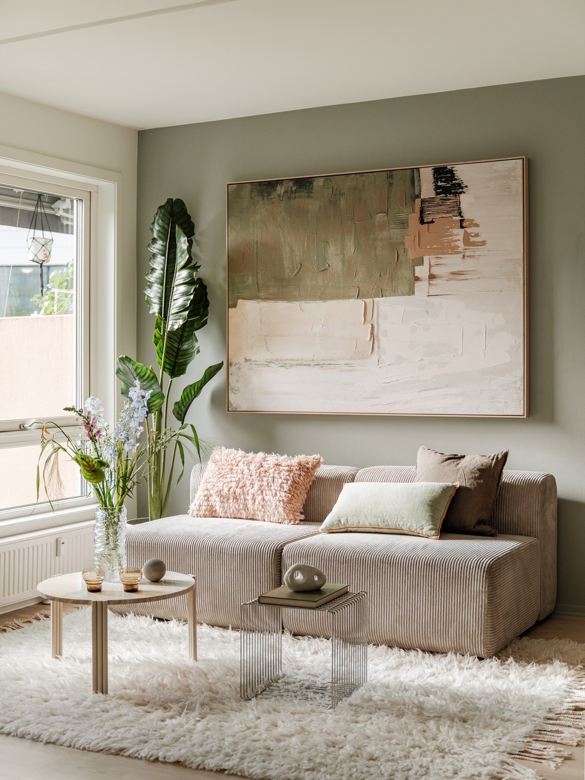 Gjennomgående materialvalg og lyse overflater gir et helhetlig inntrykk. Galleribilde