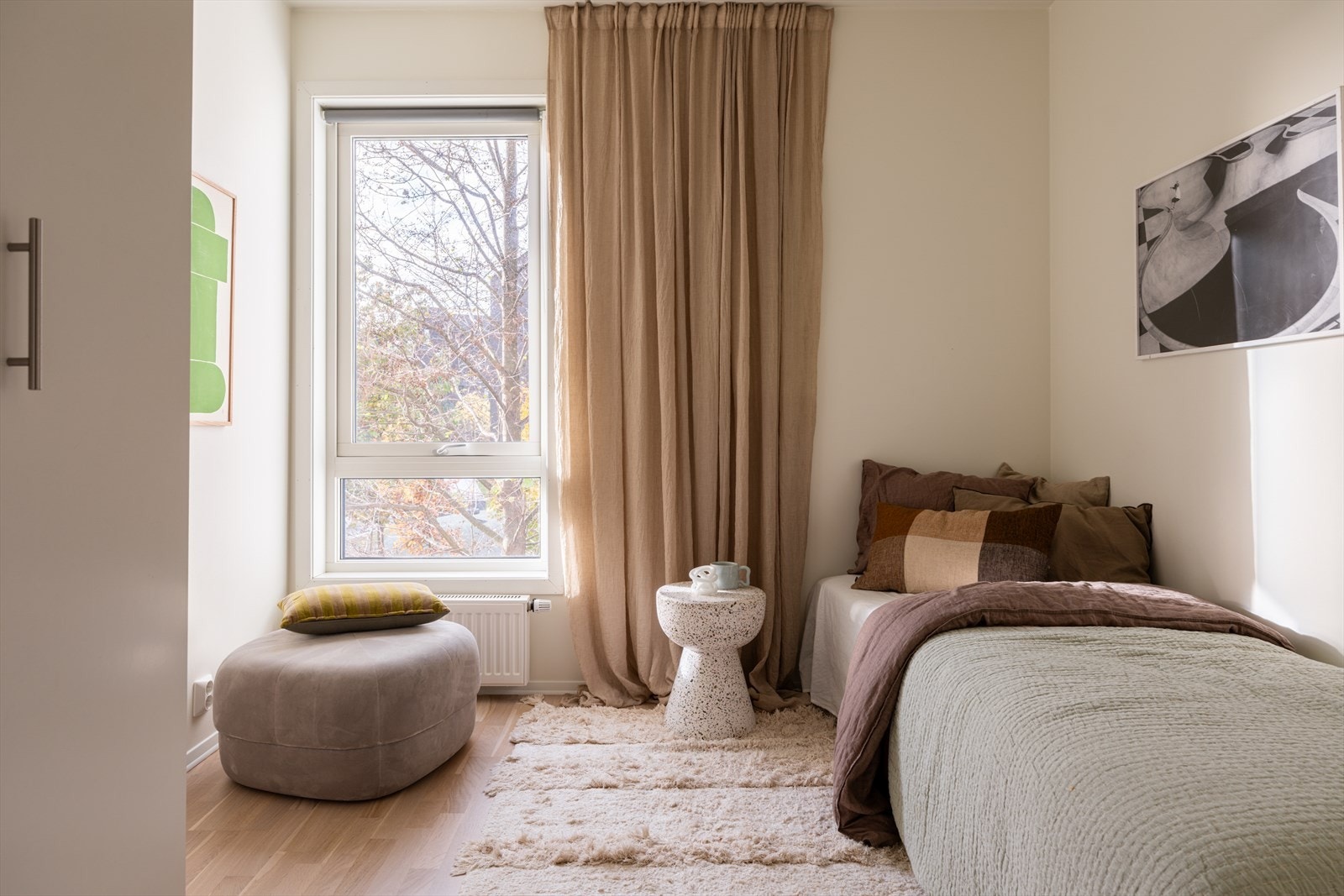 Leilighetens andre soverom passer godt som barnerom, gjesterom eller kontor. Galleribilde