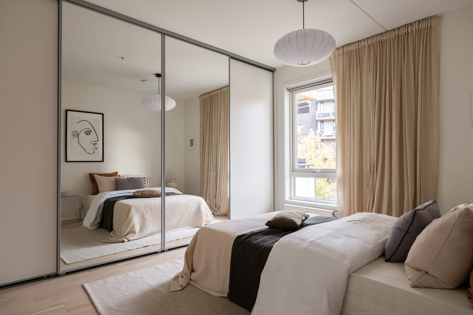 Hovedsoverommet er romslig, med en stor skyvedørsgarderobe for effektiv oppbevaring. Galleribilde