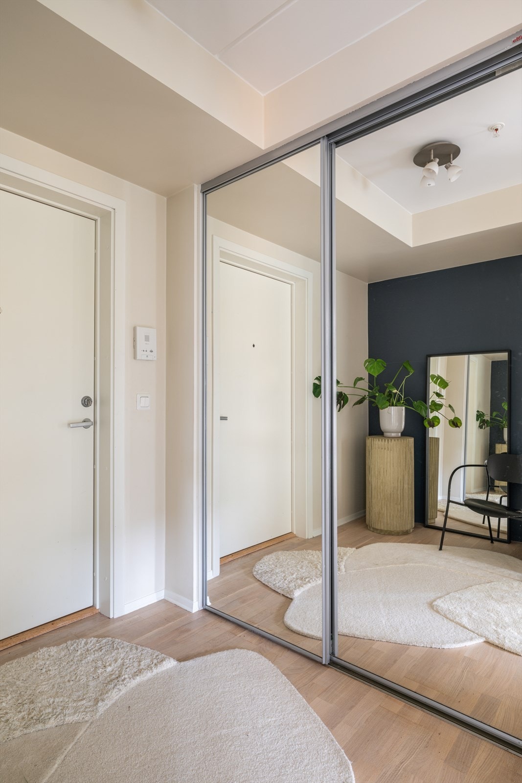 En stor skyvedørsgarderobe med speilfronter gir rikelig med lagringsplass og en god romfølelse. Galleribilde