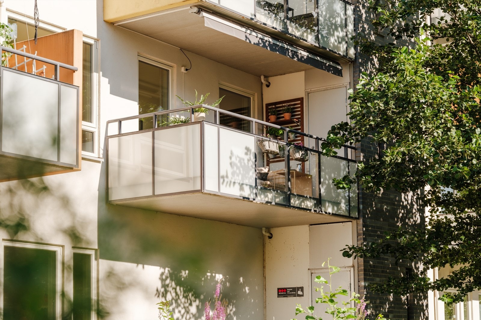 Leiligheten ligger tilbaketrukket og skjermet fra trafikkstøy. Galleribilde