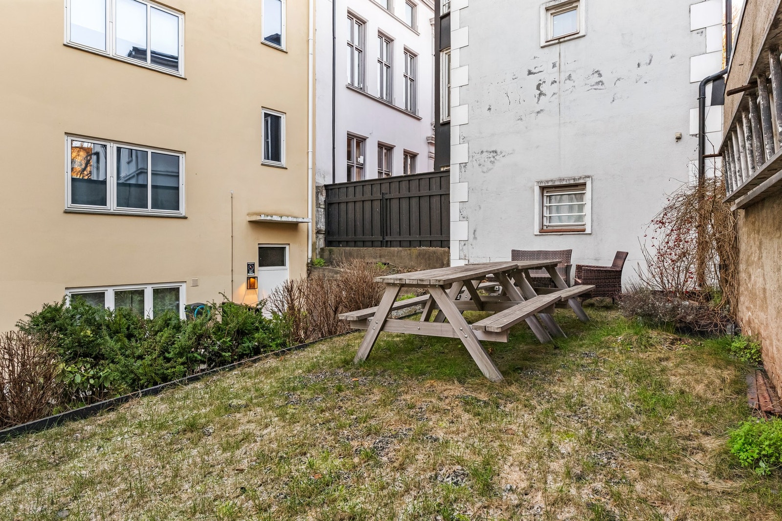 Her finnes sittegrupper, sykkelparkering m.m. Galleribilde