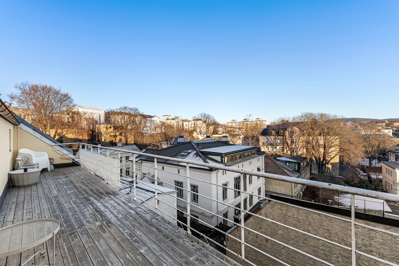 Meget romslig felles takterrasse. Galleribilde