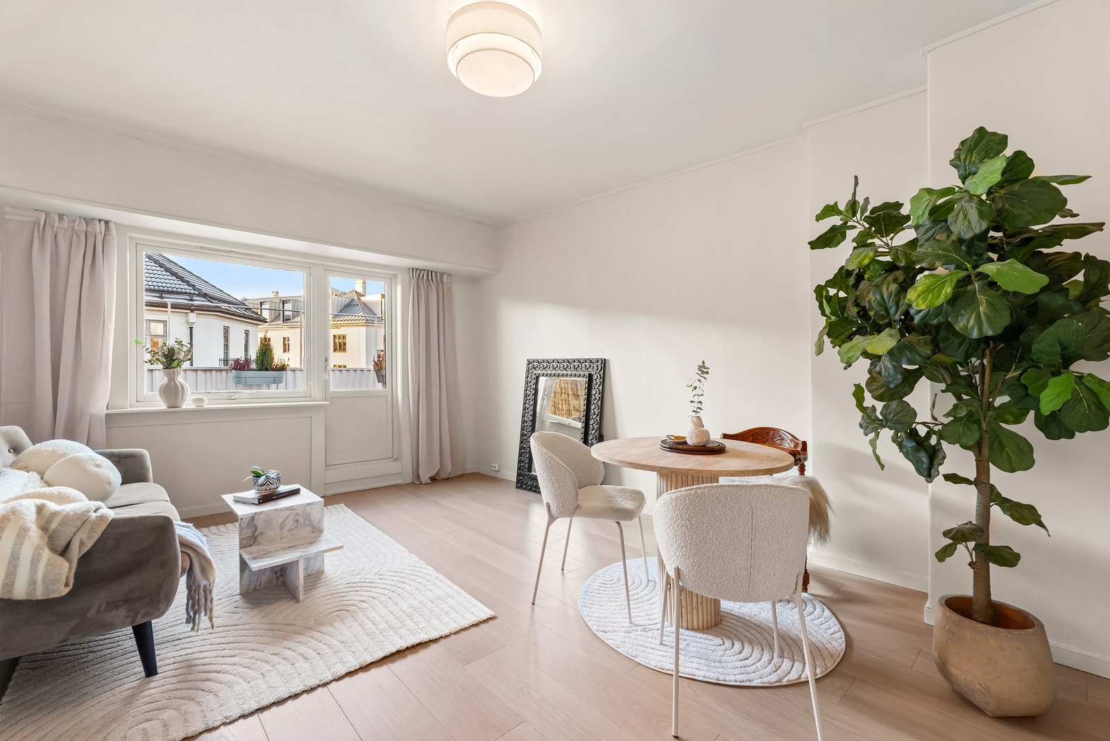 Velkommen til Uranienborgveien 13, presentert av Mikkel Johnsen i Eie Eiendomsmegling. (Foto OhShots) Galleribilde