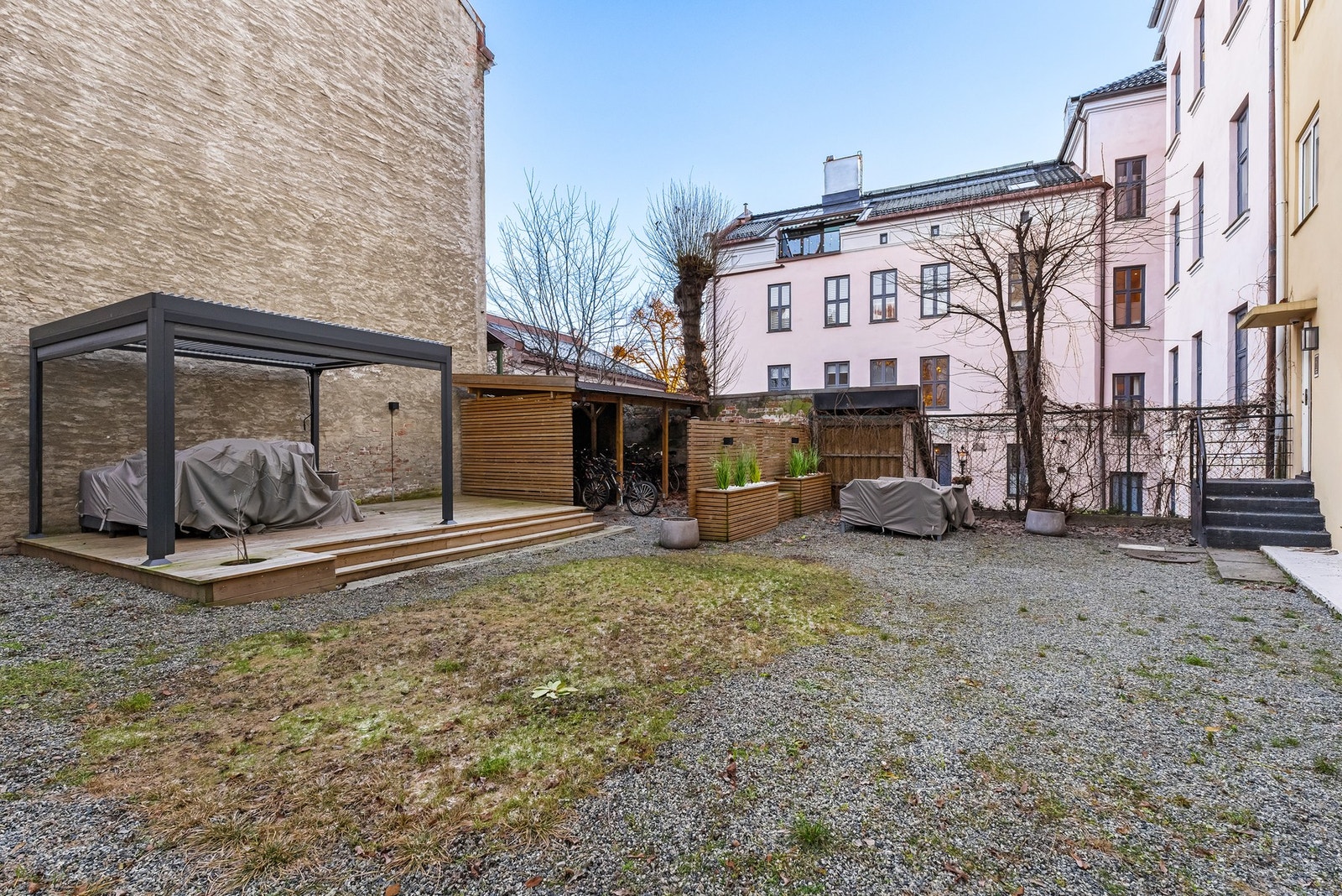 Koselig bakgård. Galleribilde