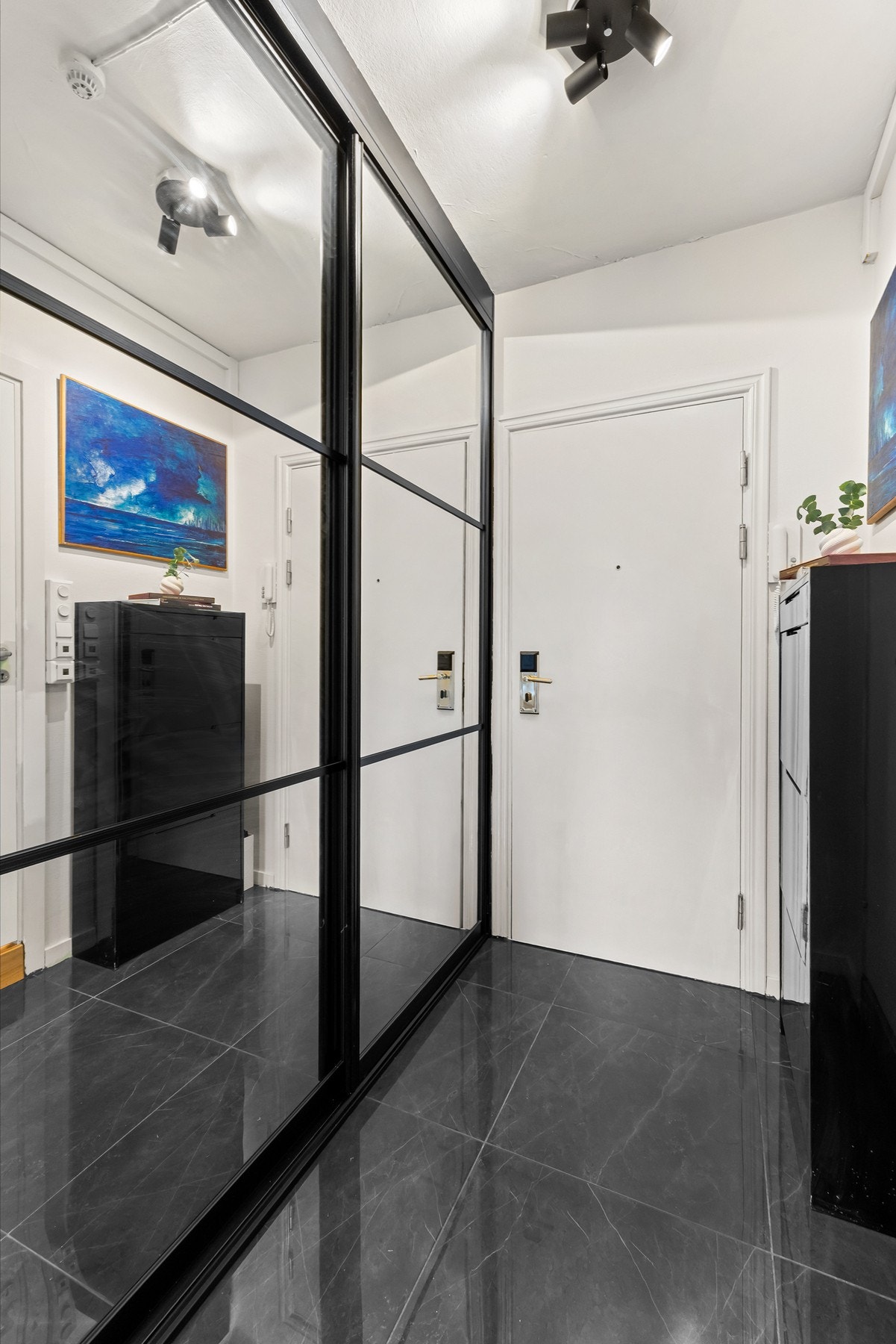 Fin skyvedørsgarderobe med plass til oppheng av diverse. Galleribilde