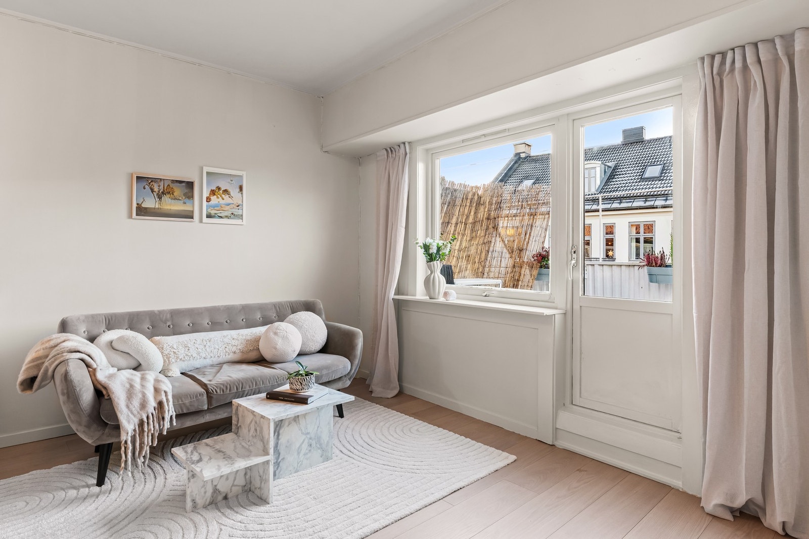 God plass til sofa med tilhørende møblement. Galleribilde