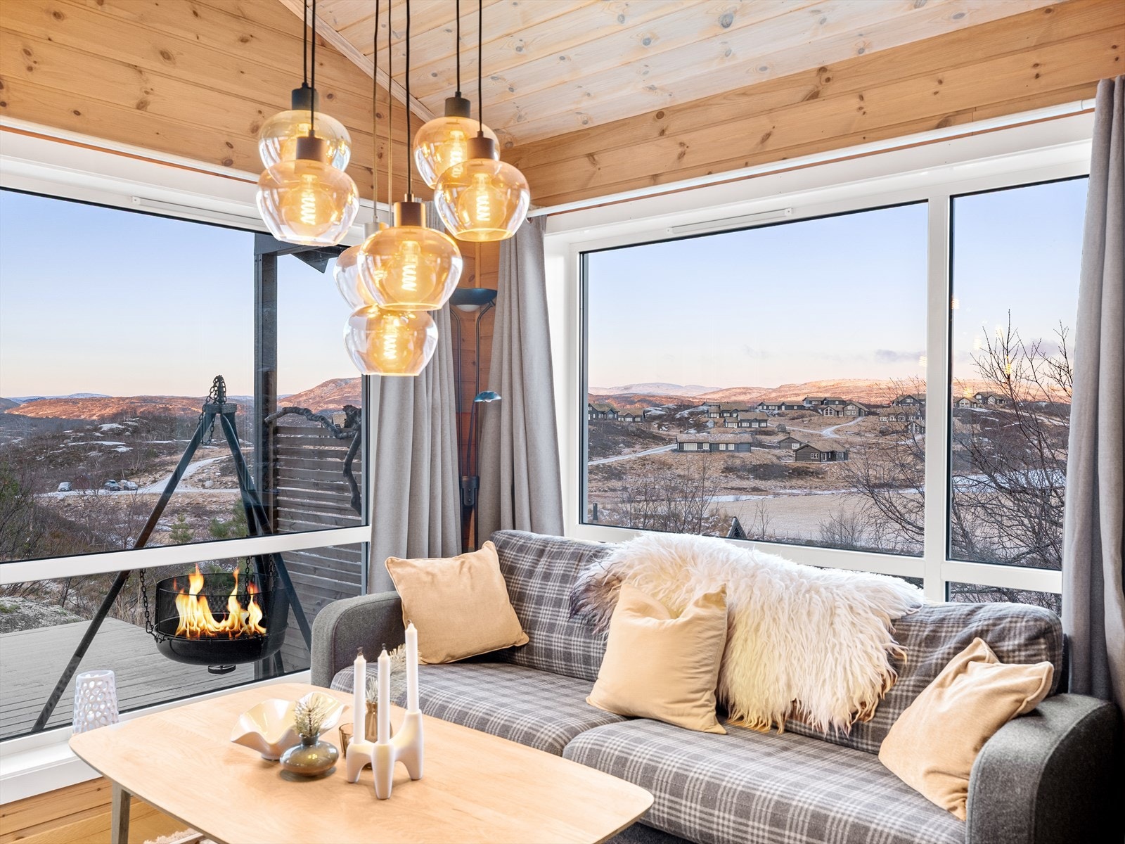 Hytten ligger svært fint til med utsikt mot Lyseheiene. Et fantastisk landskap i høyfjellsterreng. Galleribilde