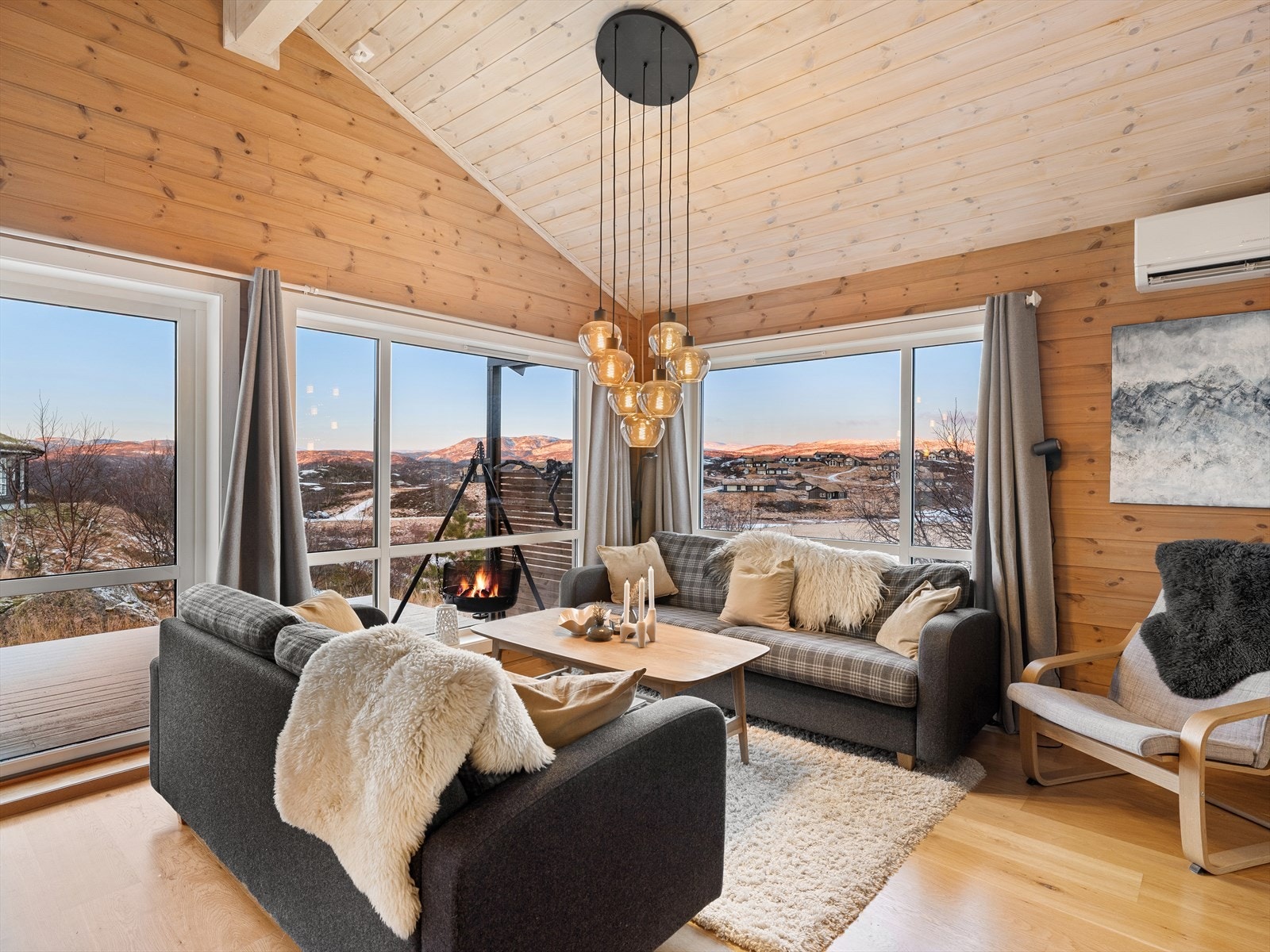 Utgang til delvis overbygget terrasse. Nydelig utsikt! Galleribilde